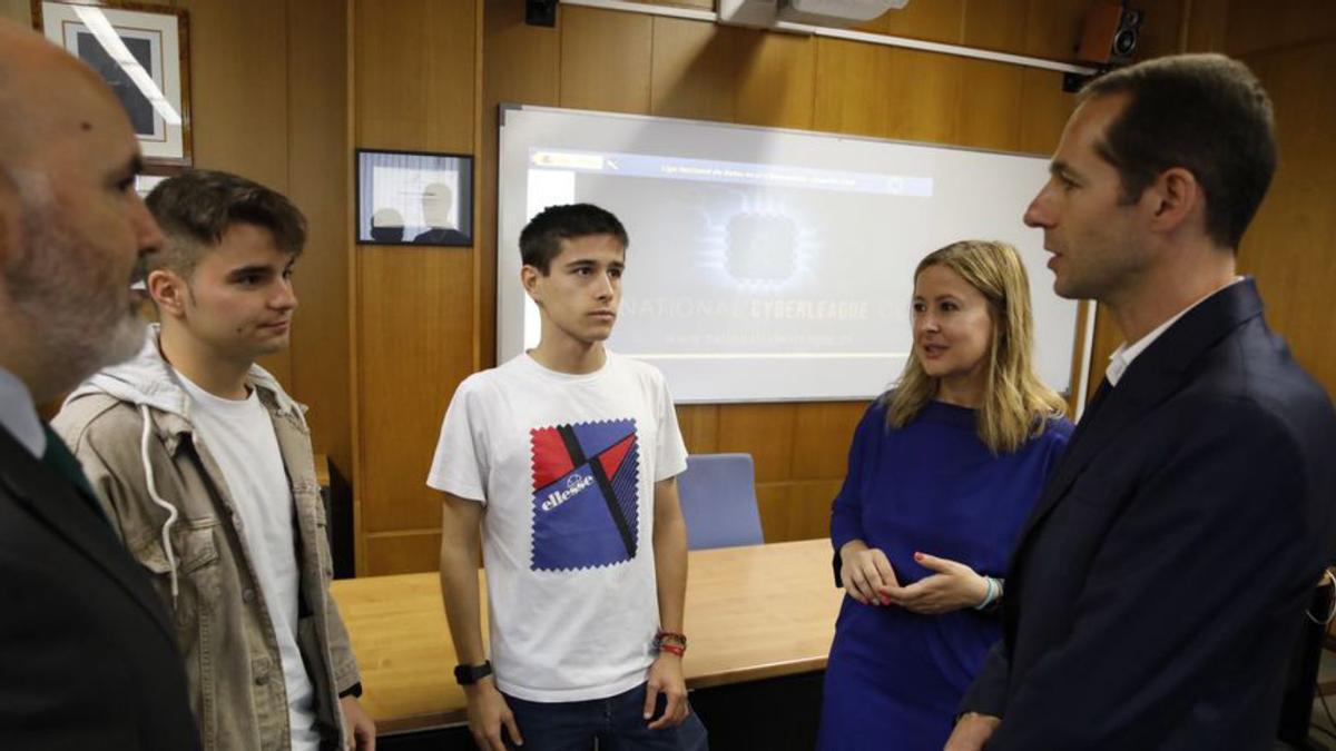 Dos estudiantes departen con los presentadores del acto. | Á. González