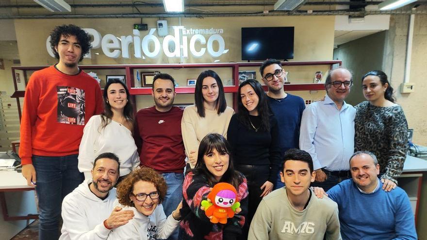Nica, la muñeca que da voz a las enfermedades raras en los niños, llega a la redacción de El Periódico Extremadura