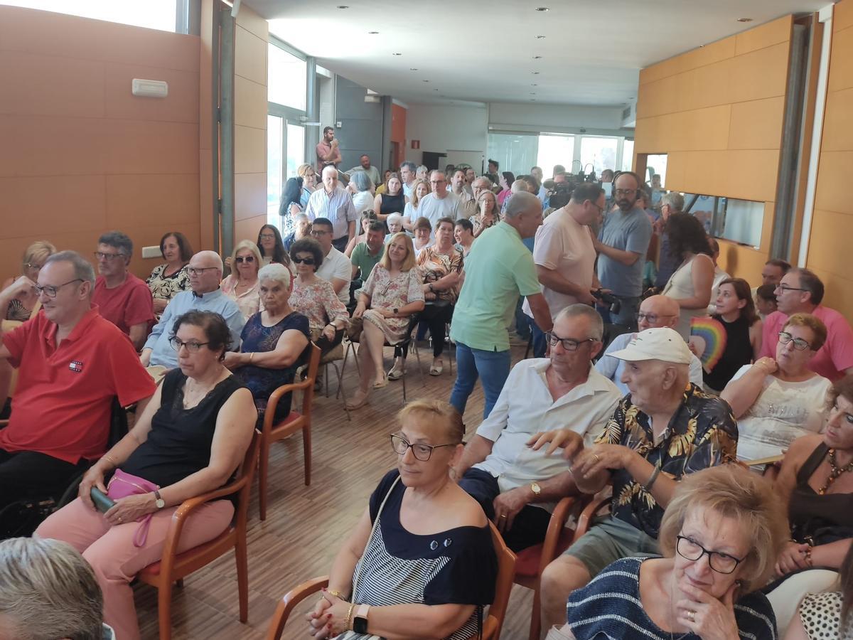 Una imagen de la sala de plenos, que se ha quedado pequeña para acoger a todos los vecinos y vecinas presentes.