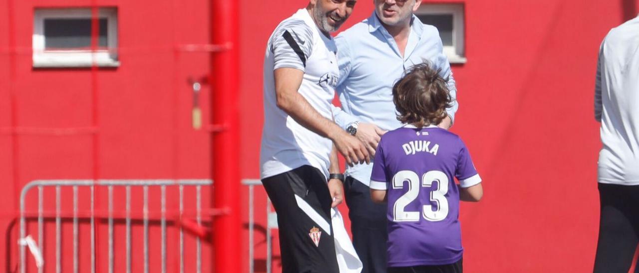 Abelardo y Javi Rico, con un aficionado del Sporting y fan de Djuka, se saludan ayer antes del entrenamiento del Sporting en Mareo. | Marcos León