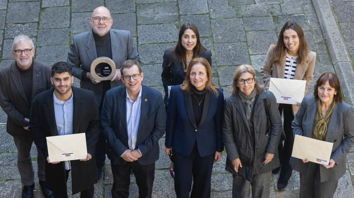 Toni Massanés, director la Fundació Alícia (con el trofeo redondo), con el resto de los premiados por el Centre Català de la Nutrició de l’Institut d’Estudis Catalans.