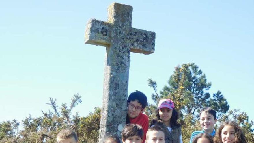 Escolares de Codeseda, ayer, junto a la Cruz de A Grela.