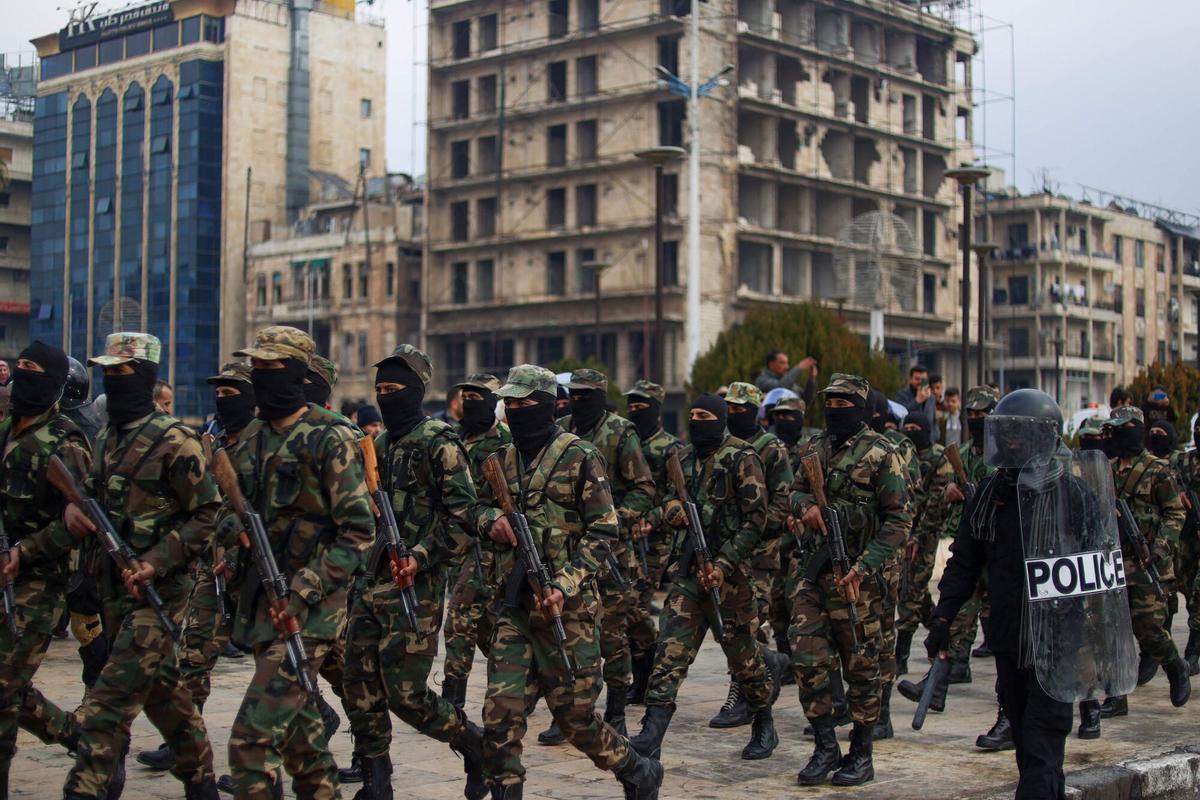 Los graduados de las fuerzas de seguridad general de Siria bajo la nueva administración del país asisten a una ceremonia en la ciudad norteña de Alepo el 12 de febrero de 2025. El presidente interino sirio Ahmed al-Sharaa dijo en una entrevista publicada el 10 de febrero que miles de personas se estaban uniendo al nuevo ejército del país tras el derrocamiento de Bashar al-Assad y la disolución de su ejército. Desde la caída del gobernante de larga data Assad en diciembre, las autoridades sirias han disuelto los antiguos servicios militares y de seguridad, y han establecido centros para que el personal que sirvió bajo el gobierno derrocado resuelva su situación. 
