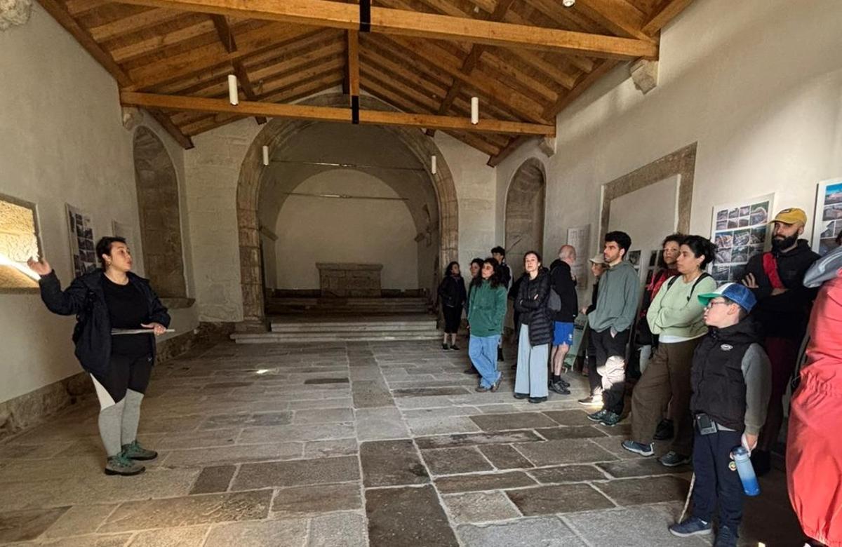 La actividad en Cortegada incluyó una visita guiada por su patrimonio histórico.
