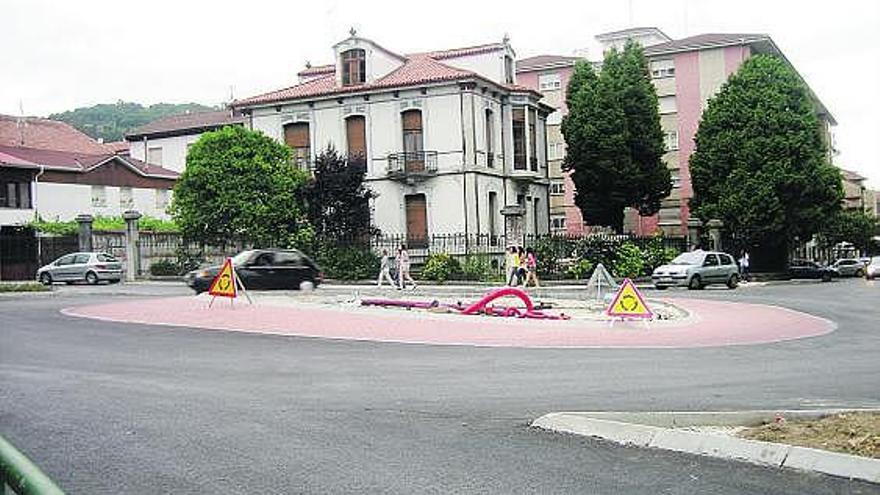 Arriba, la «turboglorieta» del Ayuntamiento. Abajo, la rotonda de Peñaflor. Las principales diferencias entre estos dos sistemas de regulación del tráfico son su forma (la «turboglorieta» es alargada; la rotonda, redonda), el tamaño y la manera de circular por las mismas. La «turboglorieta» elimina la prioridad del carril exterior.