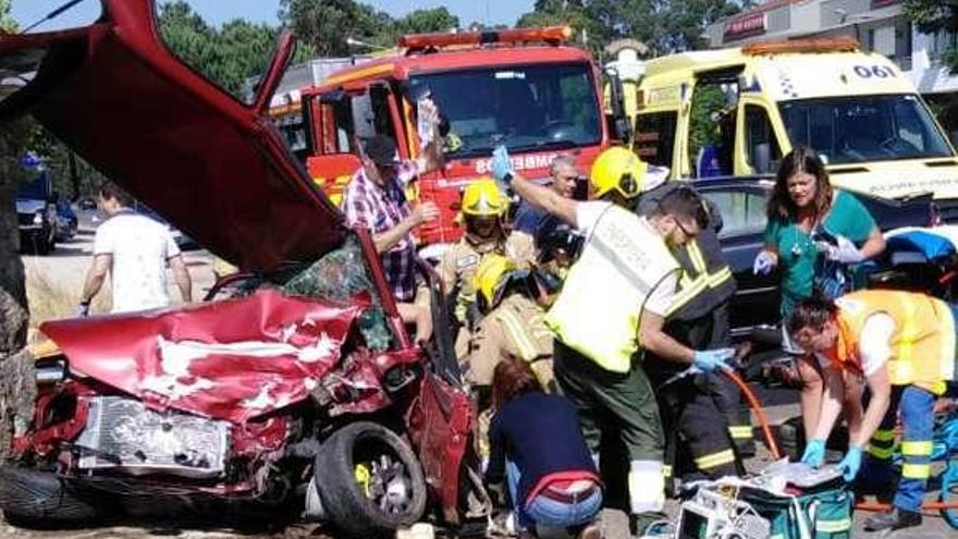 Los servicios de emergencias en el lugar del siniestro. // FdV