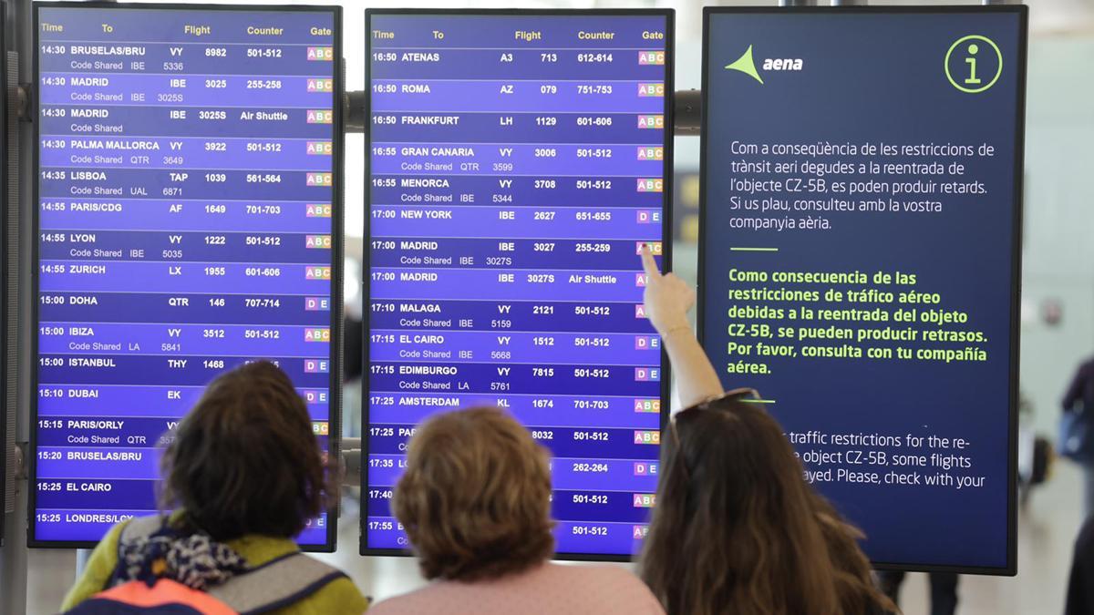 Pantalla donde se informa de los retrasos en el tráfico aéreo, en el aeropuerto de Barcelona-El Prat