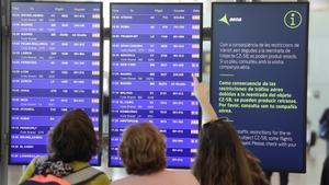 Pantalla donde se informa de los retrasos en el tráfico aéreo, en el aeropuerto de Barcelona-El Prat.