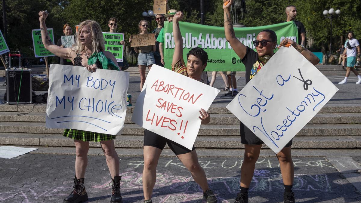 Un grupo de manifestantes protestan en Nueva York para defender el derecho al aborto, en una imagen de archivo.