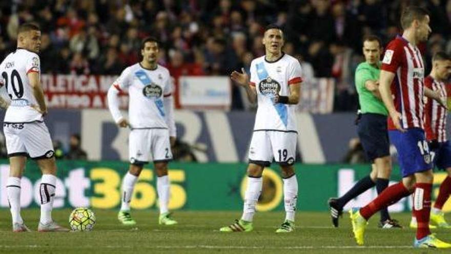 Jonathan y Fayçal sacan tras uno los goles del Atlético.
