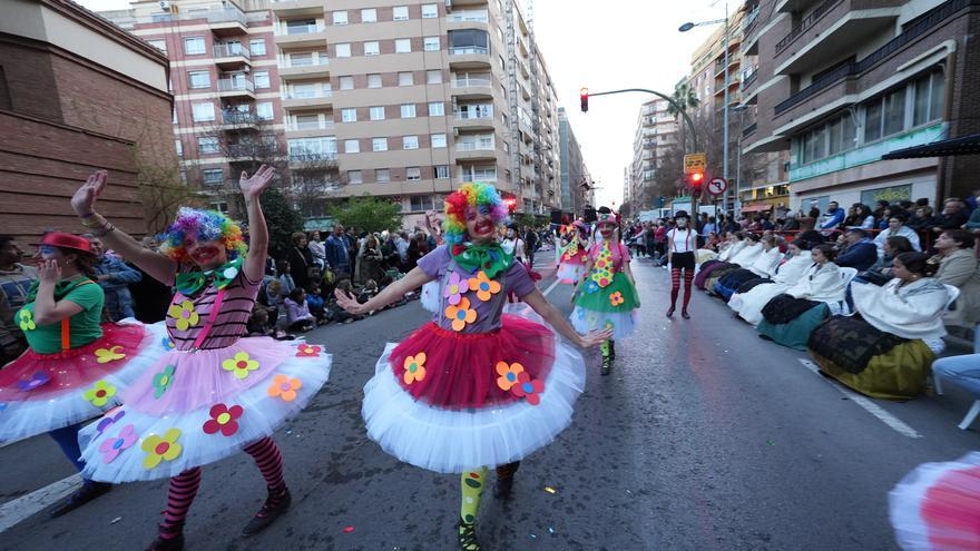 Marionetas, seres fantásticos y la música fascinan a niños y mayores en las fiestas de la Magdalena