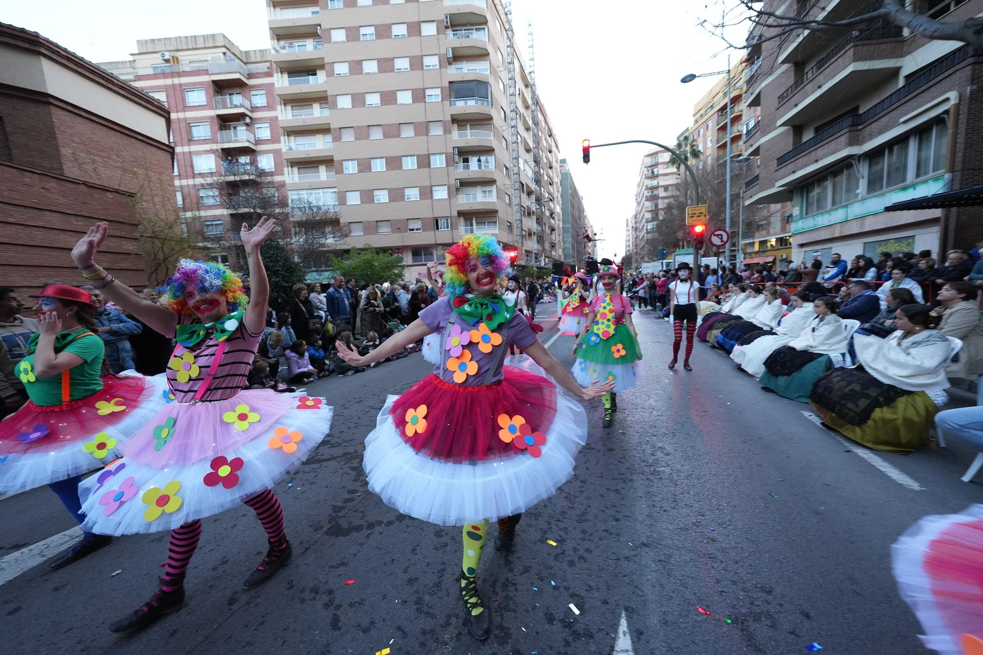 Los payasos coloristas, este viernes en el desfile.