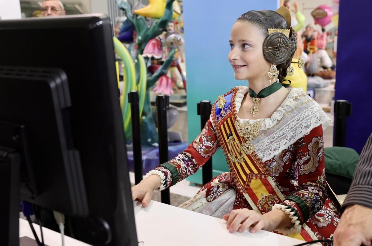 Marta vota durante la inauguración de la Exposición del Ninot