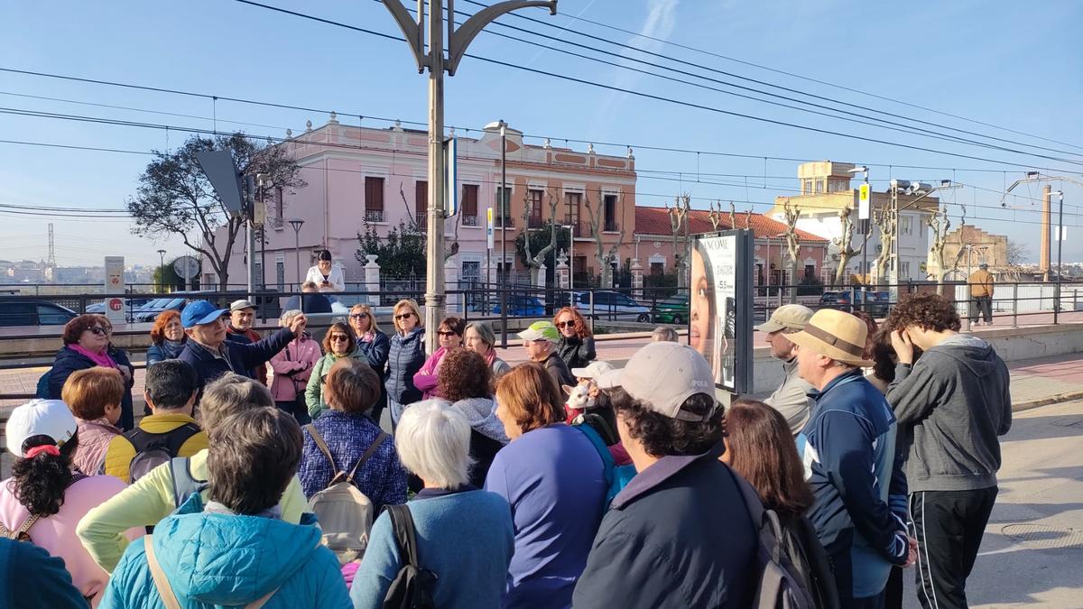 Vecinos y vecinas de Campament visitan la huerta de Paterna y piden medidas para protegerla.