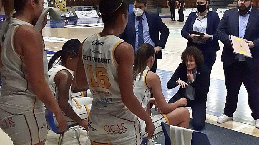 Un tiempo muerto del equipo lagunero ayer en Vitoria.