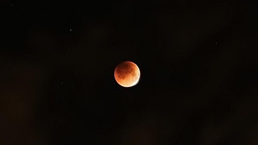 Así ha sido el eclipse de luna en Canarias