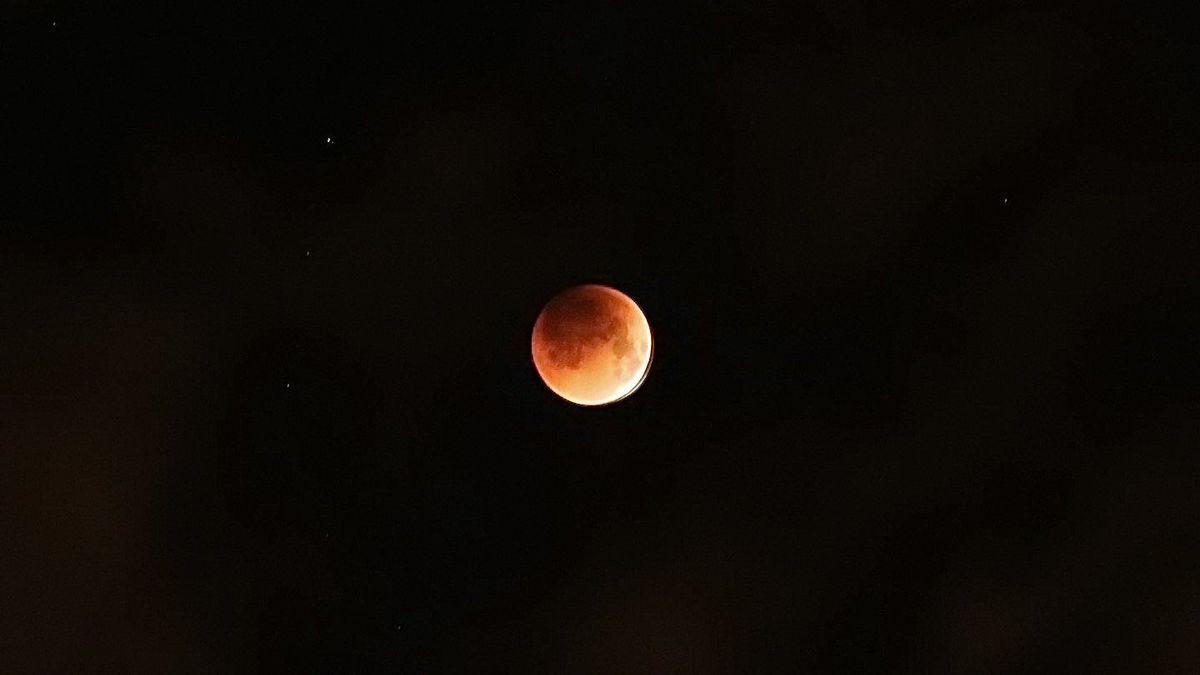 Así ha sido el eclipse de luna en Canarias