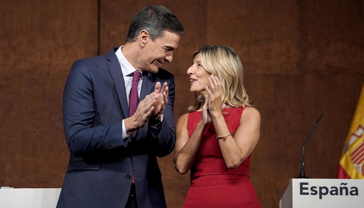 Sánchez y Díaz siguen sumando. En la foto, Pedro Sánchez y Yolanda Díaz firman el acuerdo de gobierno de coalición progresista.