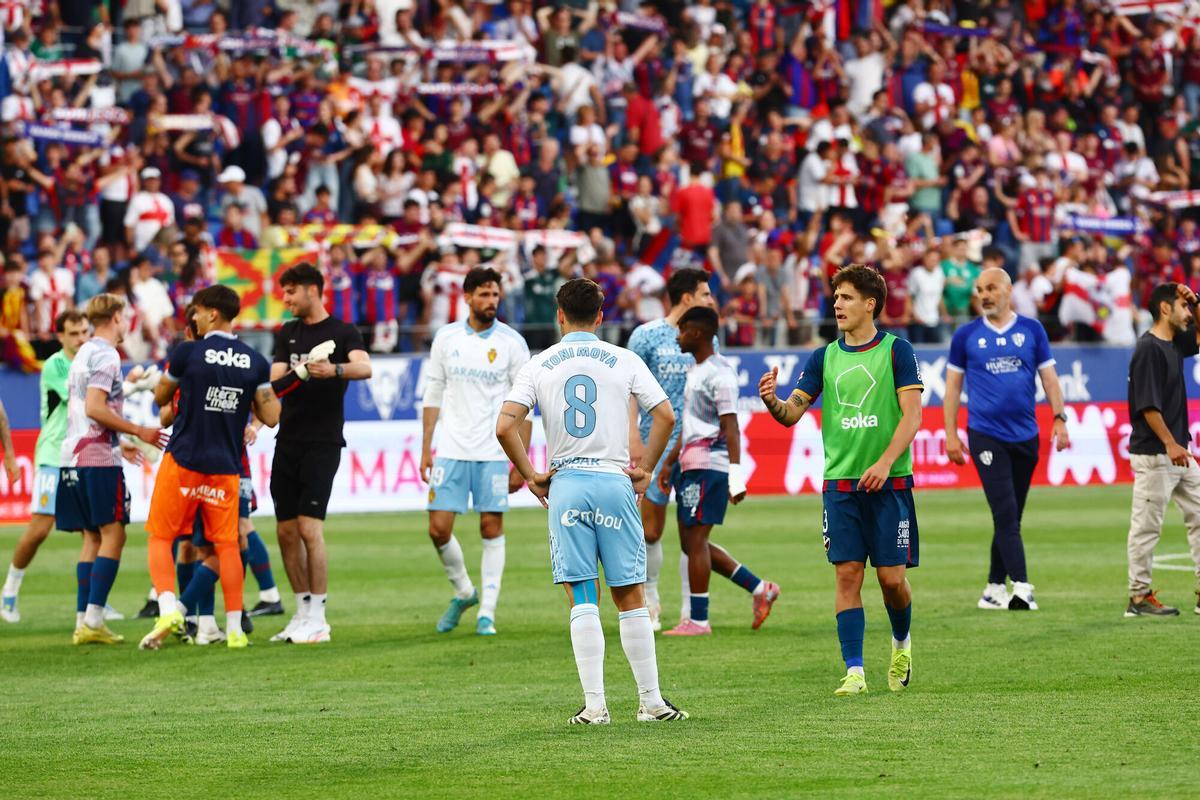El Alcoraz y los jugadores del Huesca celebran la victoria en el derbi ante un abatido Toni Moya