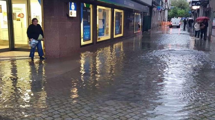 A la izquierda, una alcantarilla rebosando agua en As Carolinas. A la derecha, la esquina de Rey Daviña y Ramón y Cajal, anegada. // N. P. / FDV