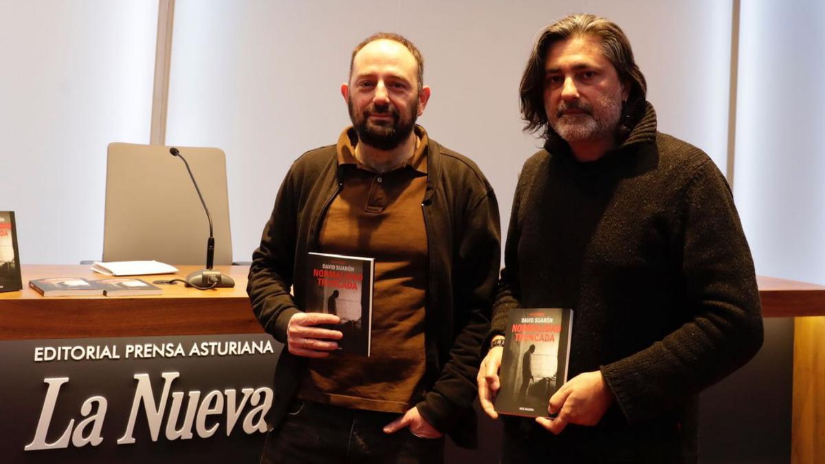 David Suarón –a la izquierda– y Javier Fernández Granda, ayer, en el Club Prensa Asturiana. | Fernando Rodríguez