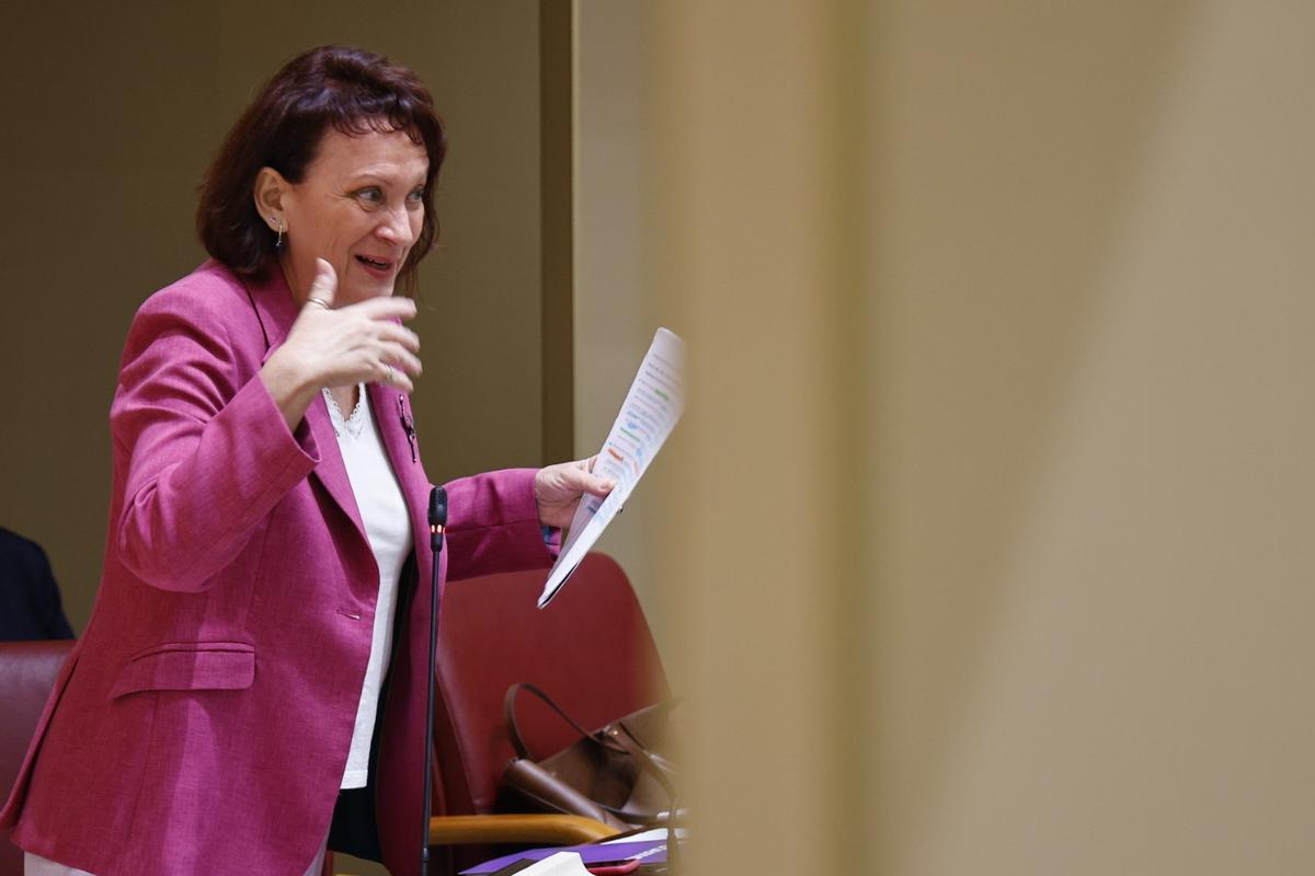 La diptuada de Podemos María Marín durante la sesión de control.