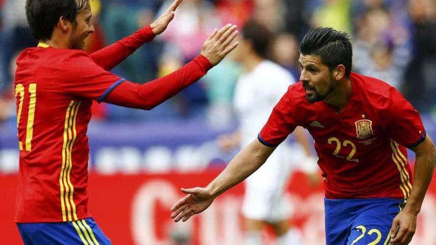 David Silva celebra con Nolito el primero de los dos goles del jugador del Celta a la selección de Corea del Sur ayer en Salzburgo. // Reuters