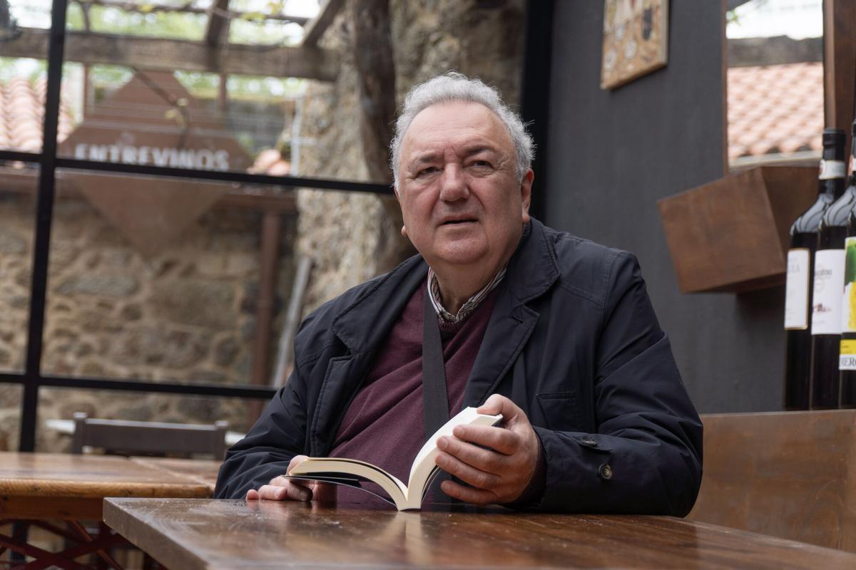 Antonio Tizón, na taberna coruñesa Os Belés, un dos escenarios da súa novela 'Madriña'.