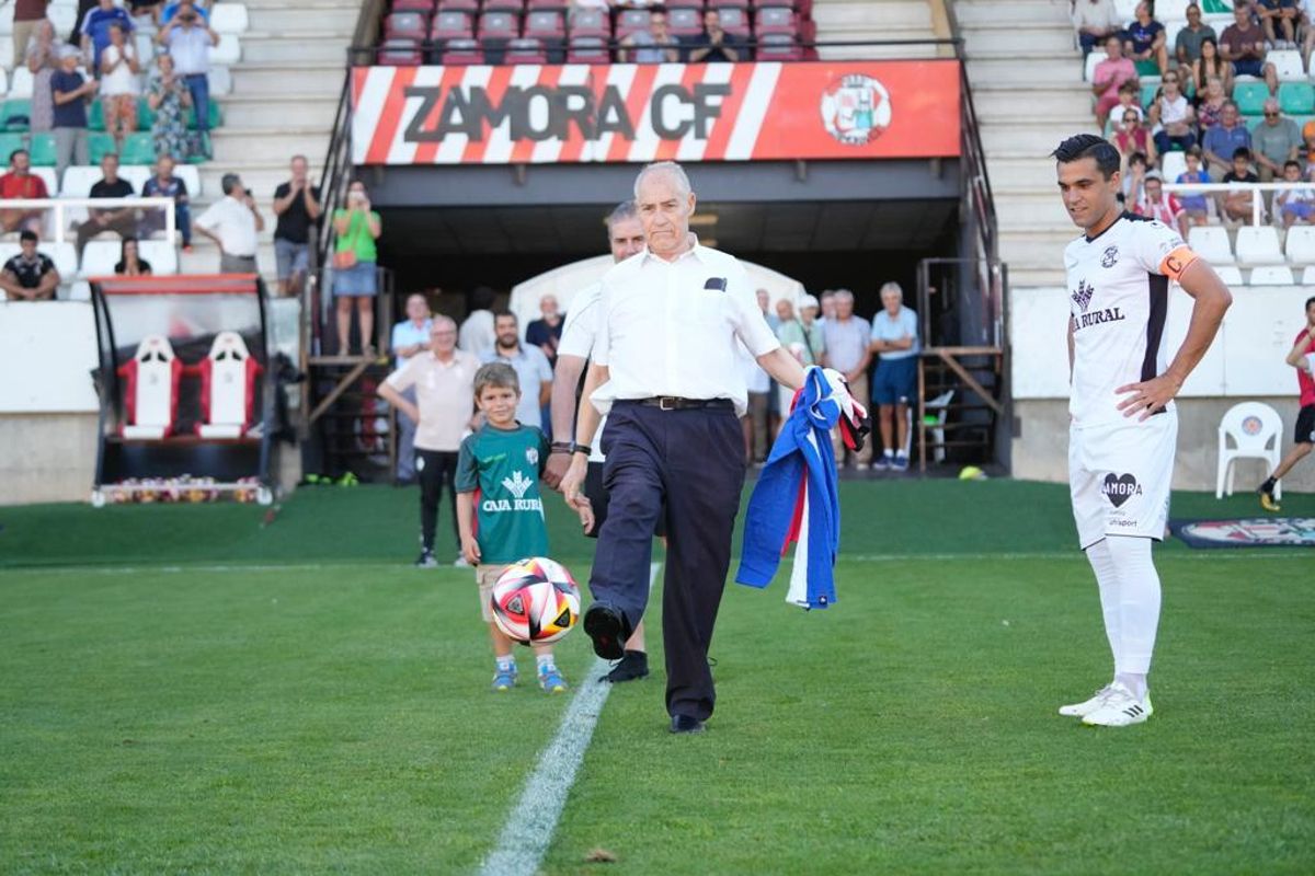 Fernando Vaquero hace el saque de honor en el Zamora CF - Ponferradina