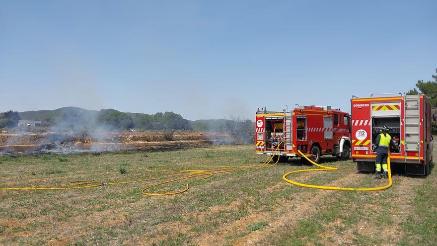 Un incendio agrícola originado por una quema fuera de control en Ibiza moviliza a los bomberos