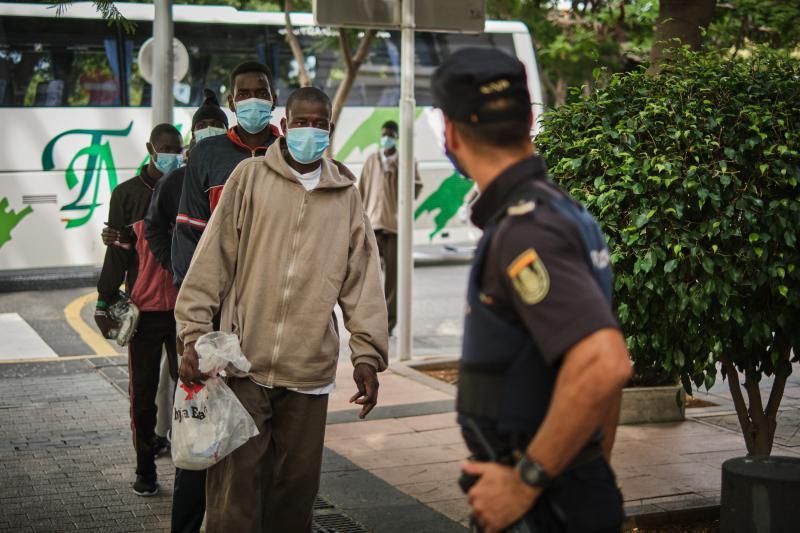 Traslado de inmigrantes al hotel Pelinor