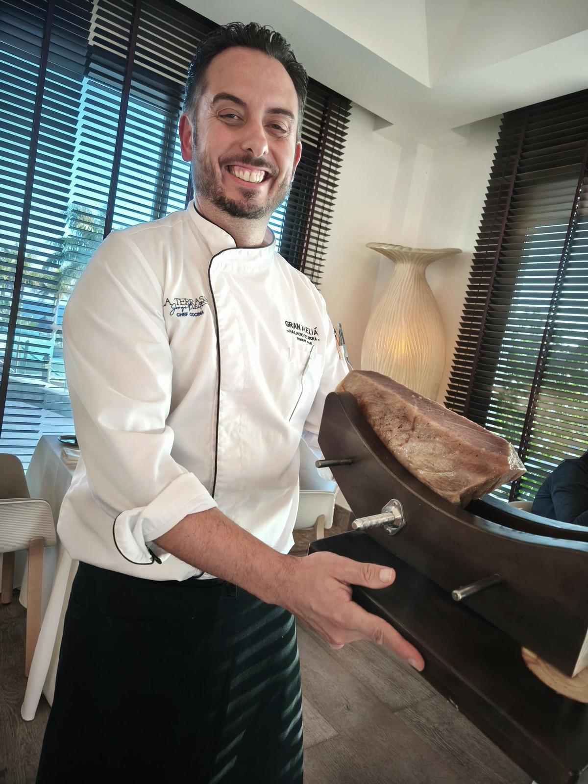 Jorge Peñate, con el atún.