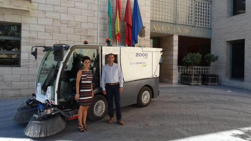 La alcaldesa y el gerente de la empresa presentaron la barredora.