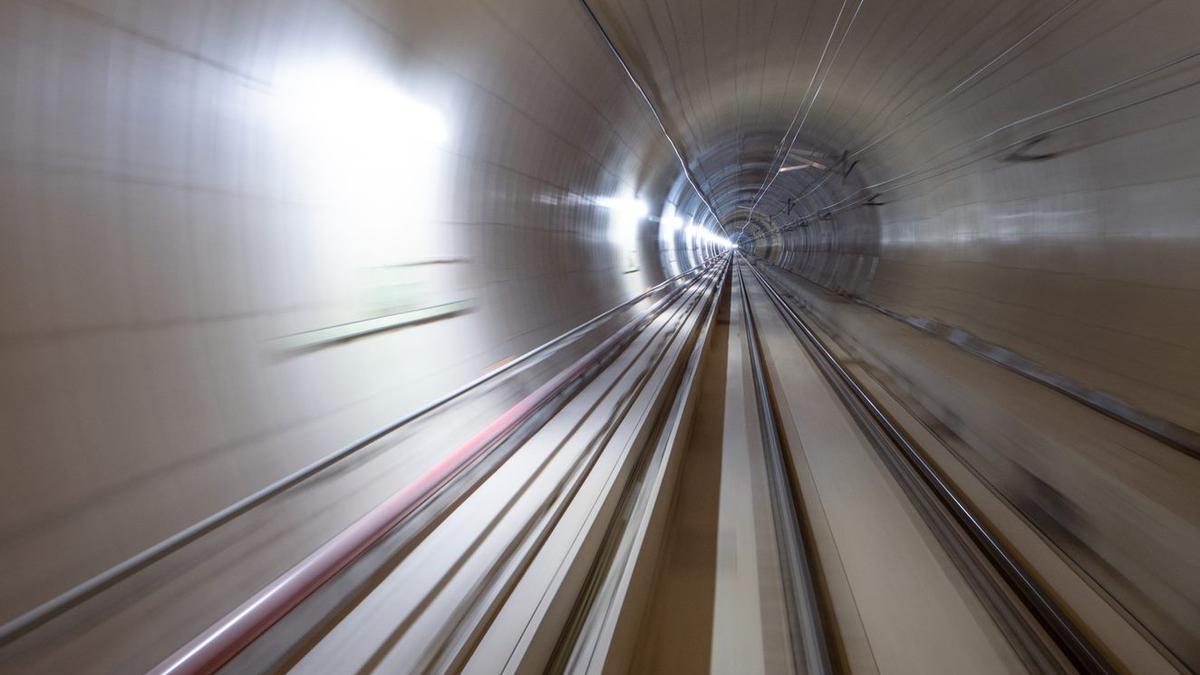 La visión difuminada del interior de uno de los túneles de la Variante circulando a toda velocidad