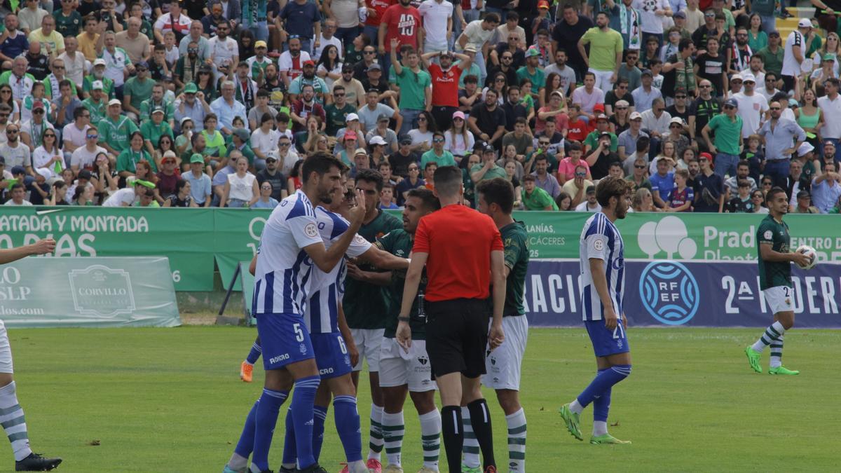 Una foto que expresa muy bien lo que fue el partido: los jugadores discutiendo con el árbitro presente.