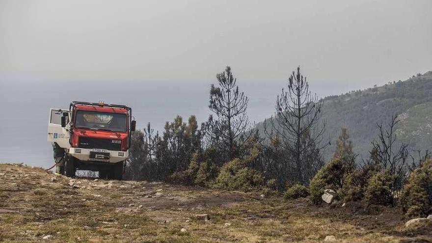 Uno de los camiones que ayer participaron en el operativo de extinción en Mougás. // Cristina Graña