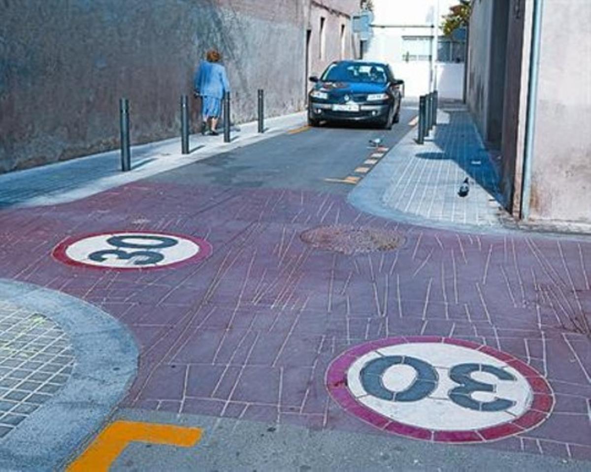 Una de les primeres zones 30 pintades a Sant Andreu, el 2009. Una de les primeres zones 30 pintades a Sant Andreu, el 2009.