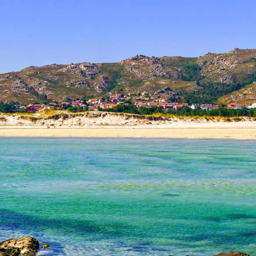 El refugio de Boris Izaguirre es un pueblo con el hórreo más grande de Galicia, declarado Monumento Nacional