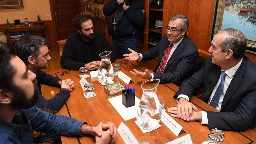 Xulio Ferreiro, a la izquierda, y José Llorca, segundo por la derecha, en la reunión del mes de enero.