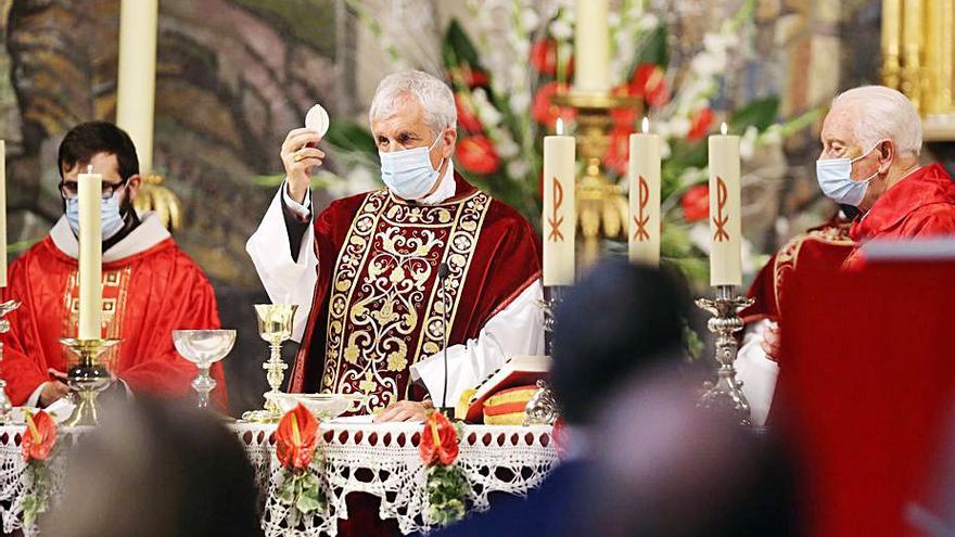  El obispo Luis Quinteiro ofició la misa solemne de las 11.00 horas. Velas y exvotos por el Cristo de la Victoria.