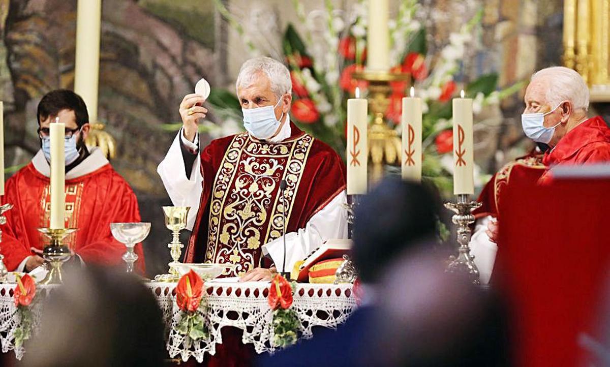 Los devotos formaron cola a la entrada de la basílica, alcanzando, por momentos, la Praza da Pedra.