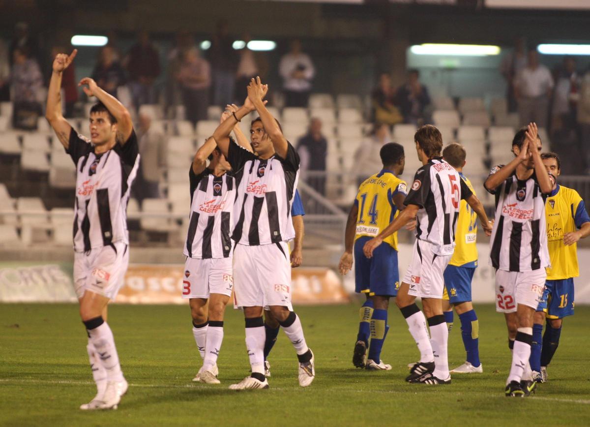 Pol Bueso  y Ulloa saludan a la afición del Castellón a la conclusión del encuentro contra el Cádiz en 2009.