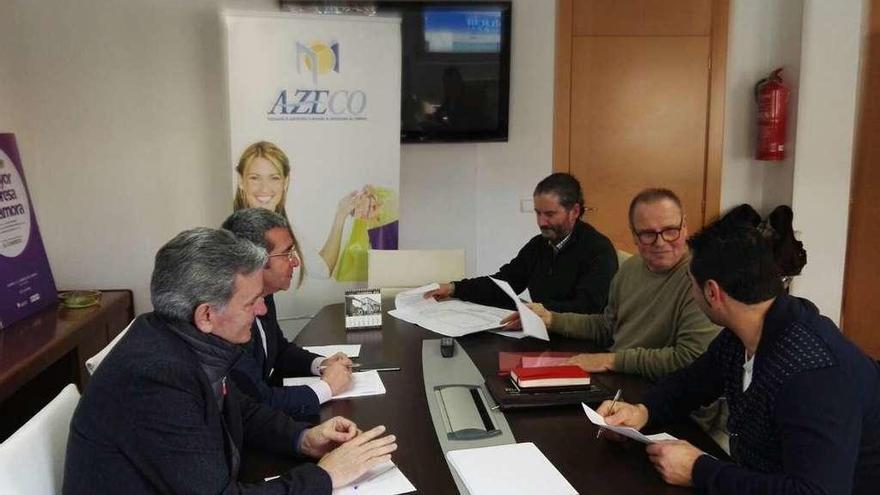 Reunión entre comerciantes y Ayuntamiento celebrada en la sede de Azeco.