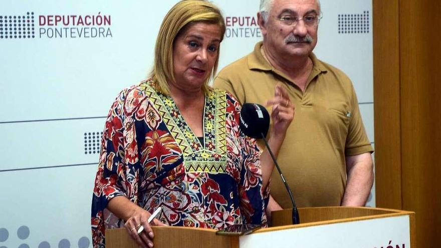 La presidenta de la Diputación, Carmela Silva, y el vicepresidente, César Mosquera, anuncian el plan. //RV
