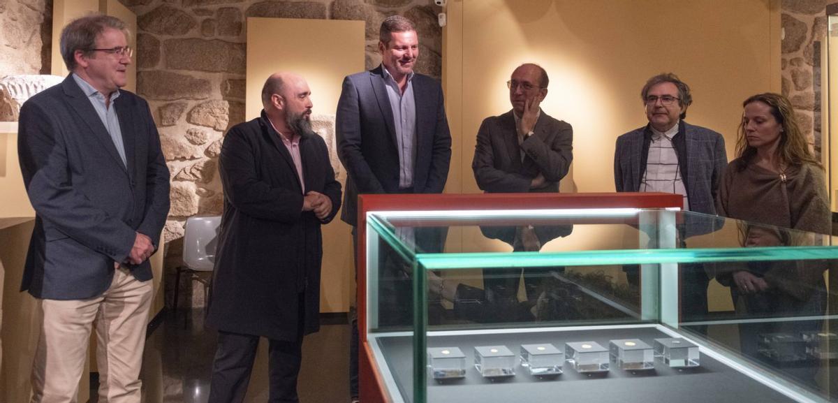 Exposición en el Arqueológico. En el recuadro, las monedas suevas. | ROI CRUZ