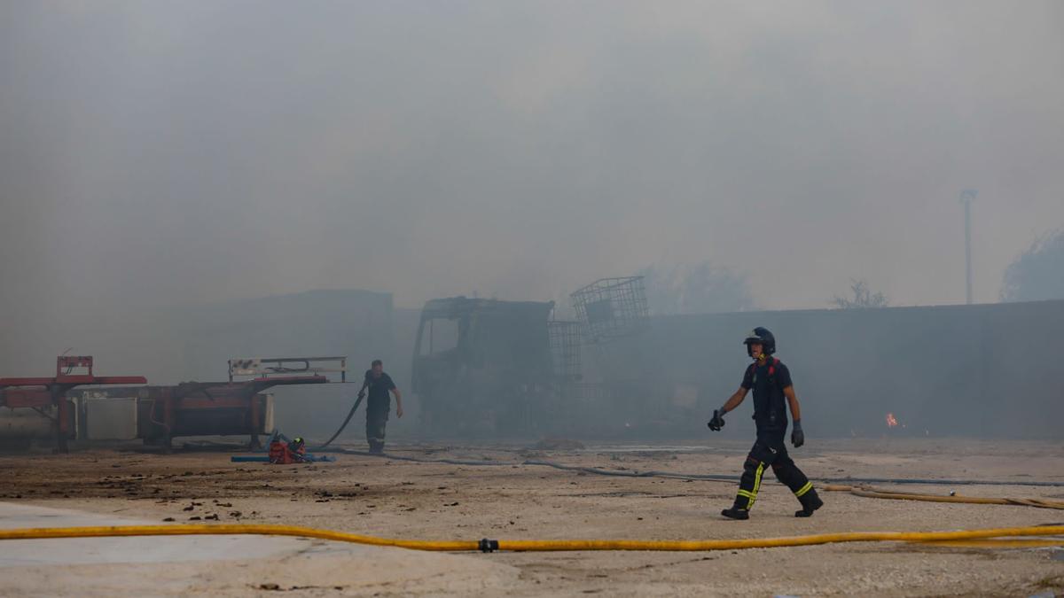 El incendio de la cuadra de caballo de Cartagena, en imágenes