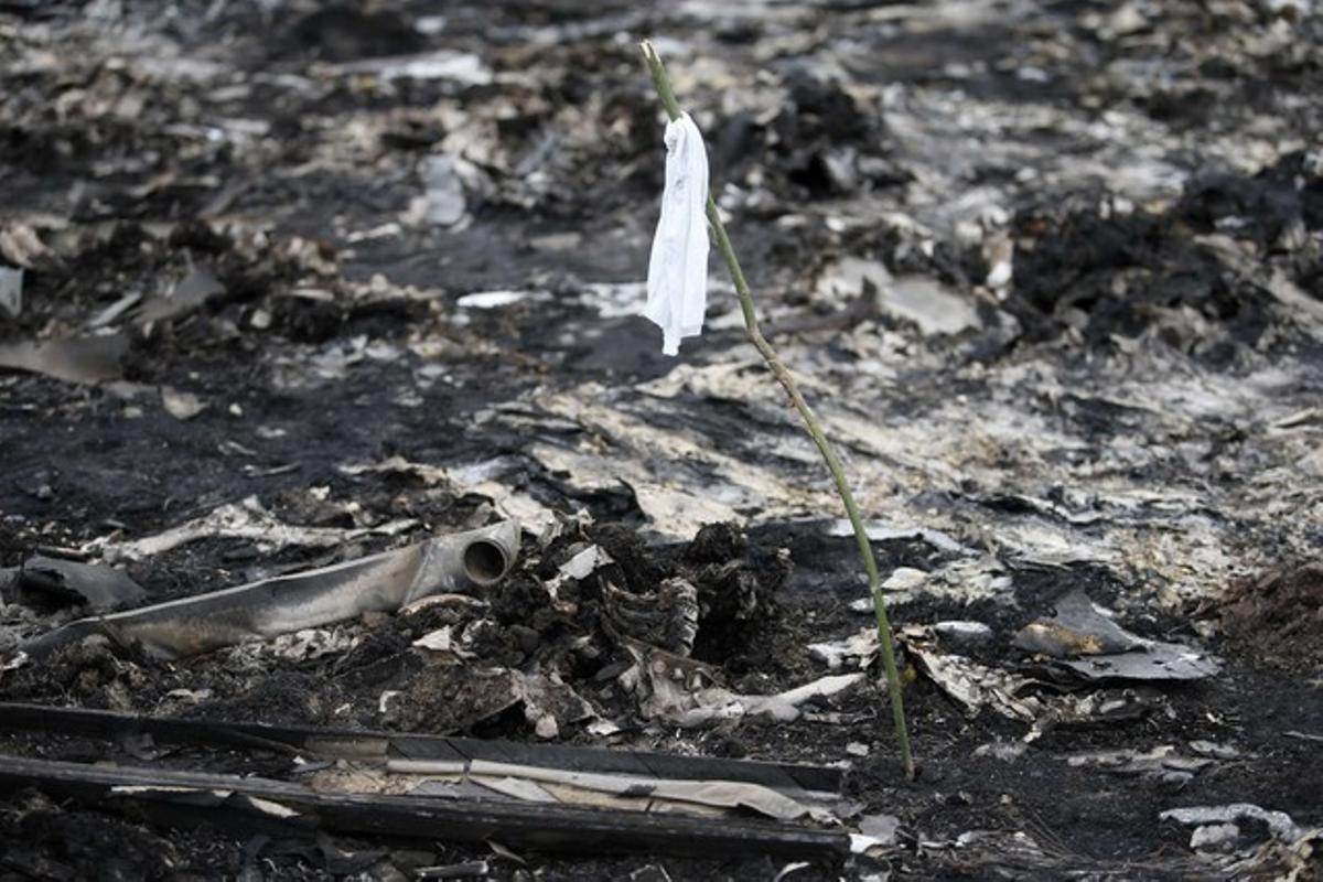 Una bandera blanca colocada por los servicios de emergencias de Ucrania en el lugar en el que cayó el avión de Malaysia Airlines.