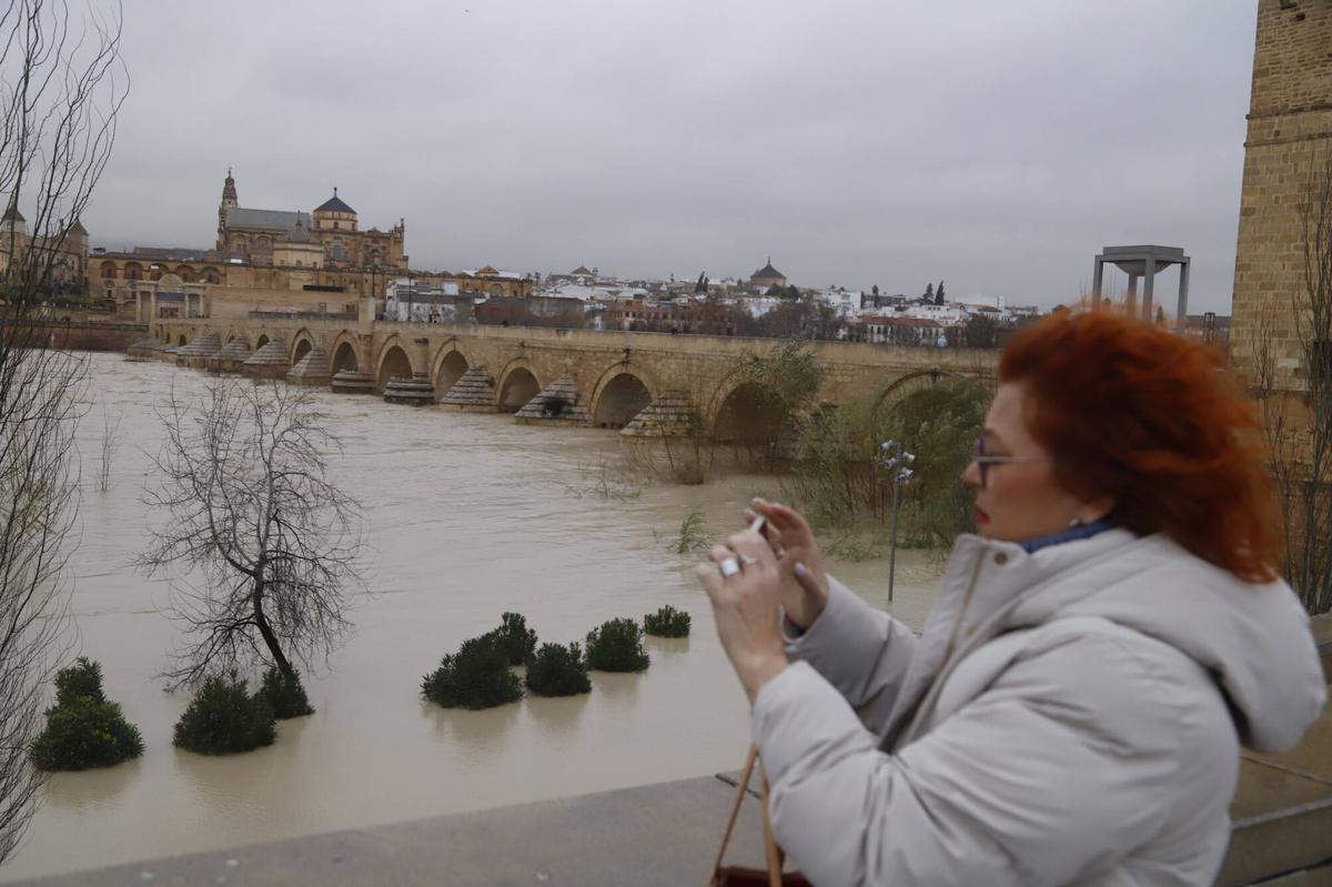 El río Guadalquivir, en umbral rojo a su paso por la capital