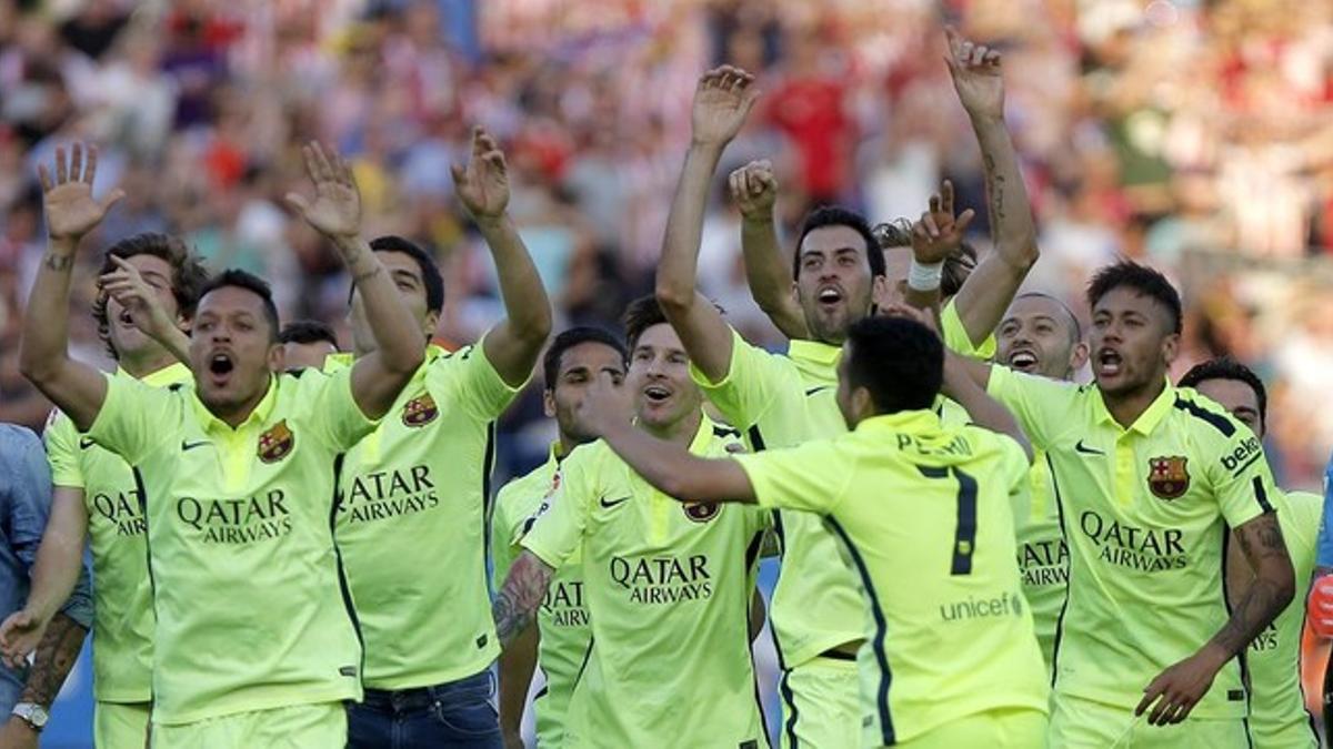 Los jugadores del Barça celebran el título sobre el césped del Calderón.