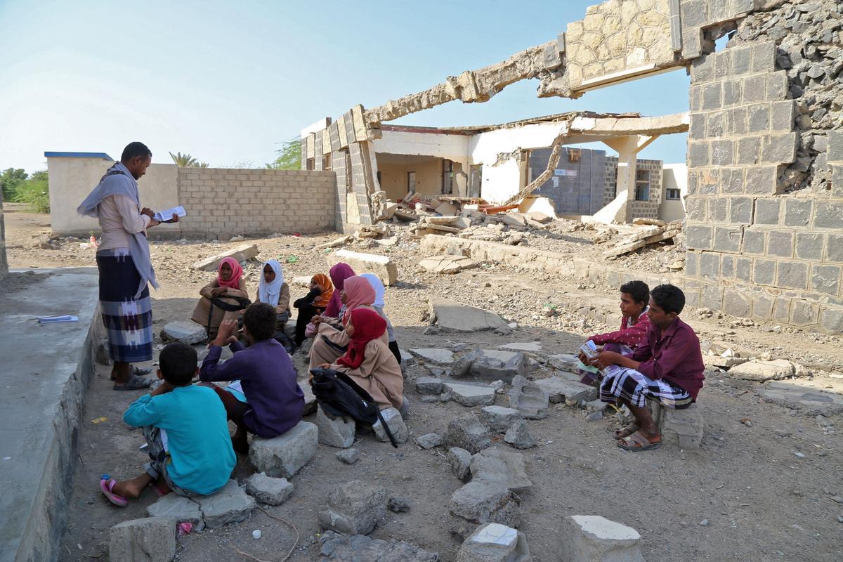 Cientos de niños de la provincia de Hodeida, en Yemen, han retomado el curso escolar en su país haciendo clases al aire libre, al encontrarse las escuelas prácticamente destruidas por la guerra.